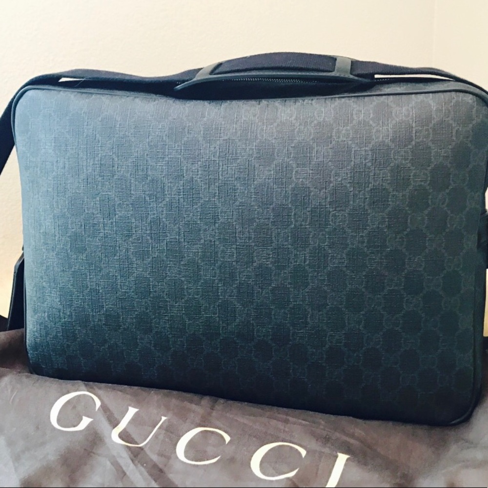 💯 Auth Gucci Men’s GG Supreme Canvas Messgr BNWT